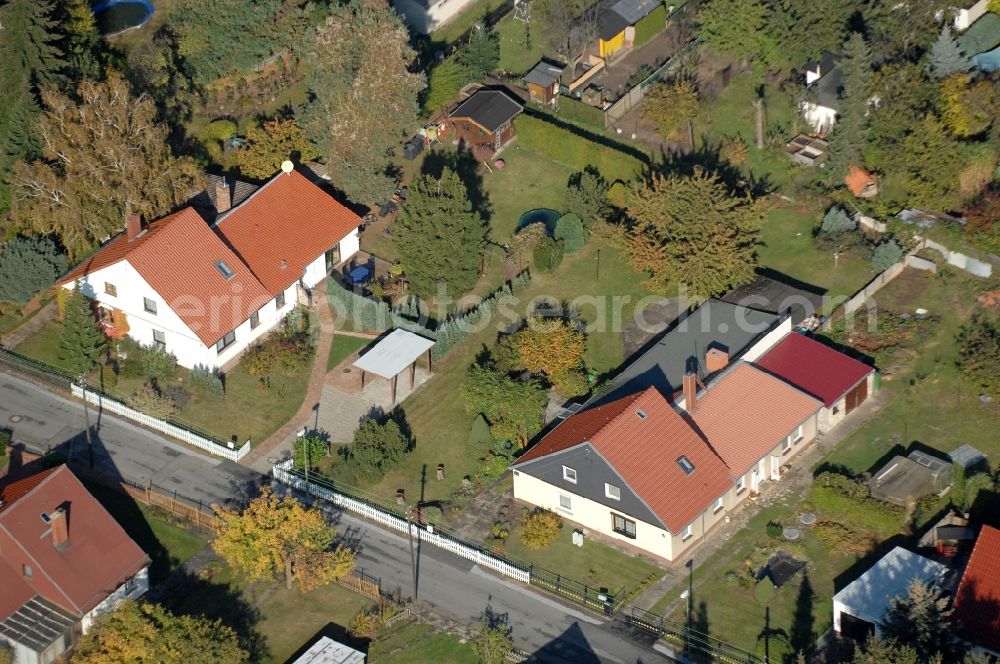 Berlin from above - Single-family residential area of settlement on Siedlungsring, Bucher Chaussee, Erekweg, Swantewitstrasse, Zum Kappgraben, Lanzelotstrasse in the district Karow in Berlin, Germany