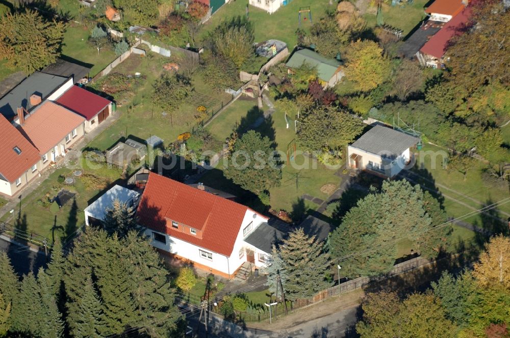 Berlin from the bird's eye view: Single-family residential area of settlement on Siedlungsring, Bucher Chaussee, Erekweg, Swantewitstrasse, Zum Kappgraben, Lanzelotstrasse in the district Karow in Berlin, Germany