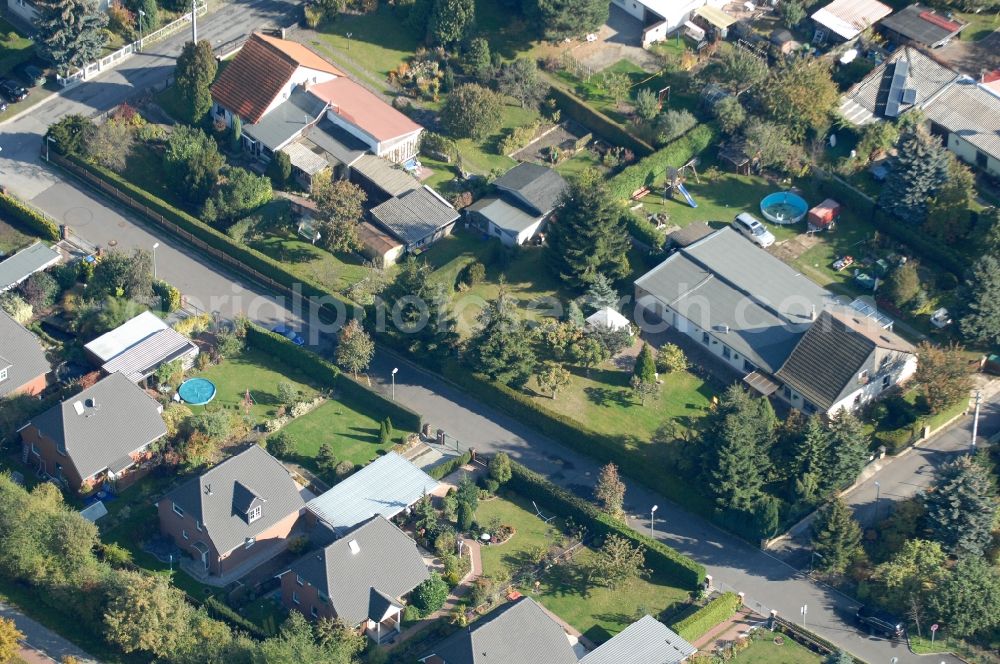 Berlin from the bird's eye view: Single-family residential area of settlement on Siedlungsring, Bucher Chaussee, Erekweg, Swantewitstrasse, Zum Kappgraben, Lanzelotstrasse in the district Karow in Berlin, Germany