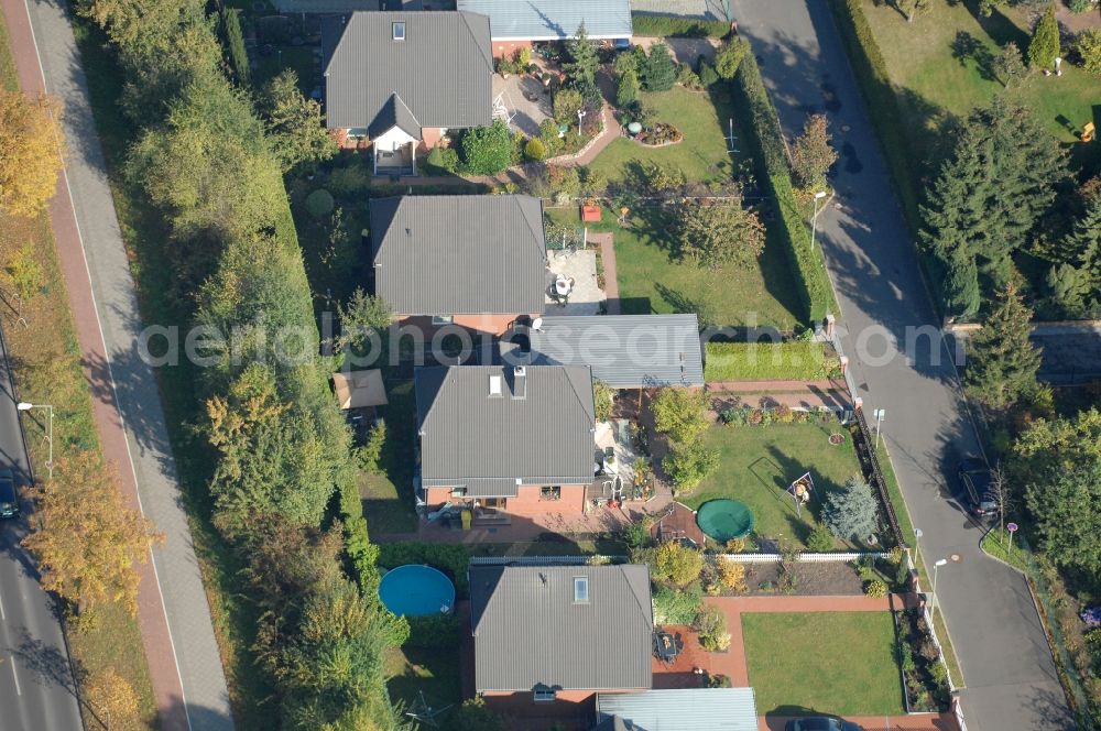 Aerial photograph Berlin - Single-family residential area of settlement on Siedlungsring, Bucher Chaussee, Erekweg, Swantewitstrasse, Zum Kappgraben, Lanzelotstrasse in the district Karow in Berlin, Germany