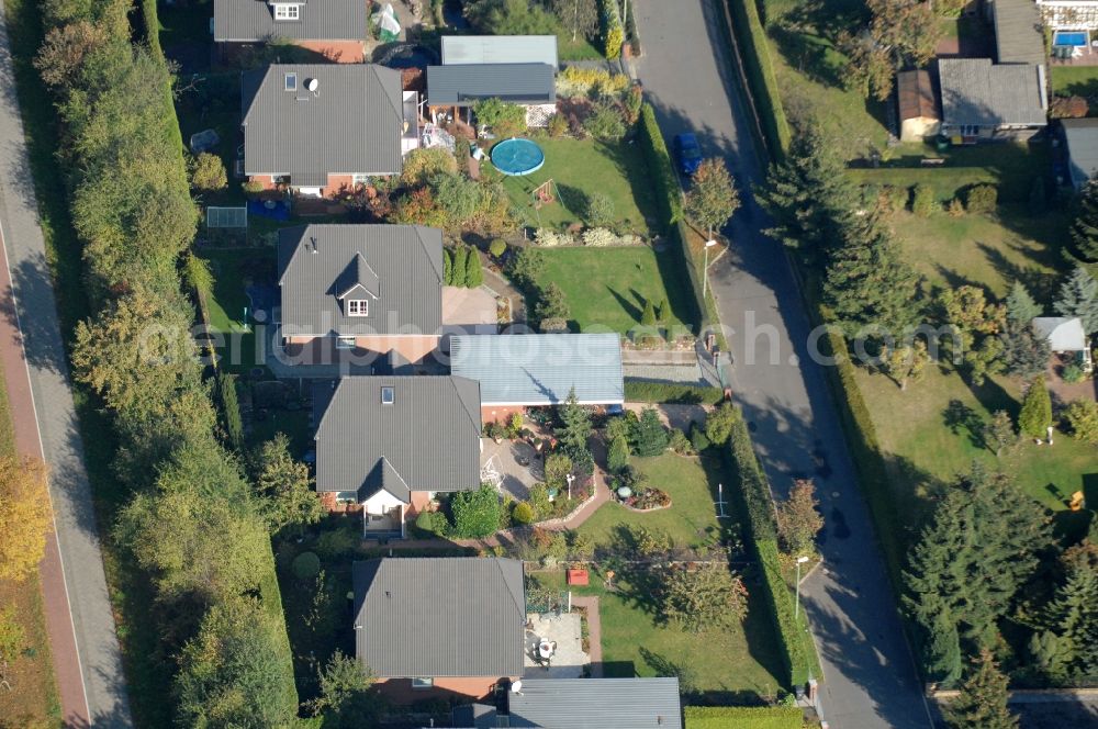 Berlin from above - Single-family residential area of settlement on Siedlungsring, Bucher Chaussee, Erekweg, Swantewitstrasse, Zum Kappgraben, Lanzelotstrasse in the district Karow in Berlin, Germany