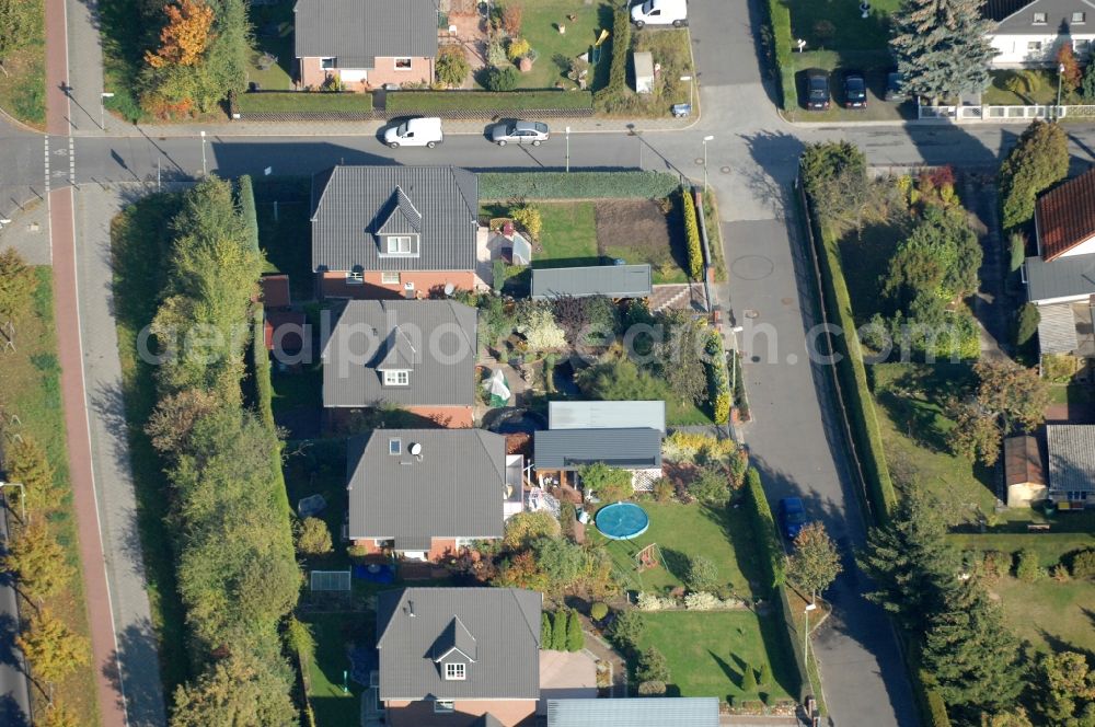 Berlin from the bird's eye view: Single-family residential area of settlement on Siedlungsring, Bucher Chaussee, Erekweg, Swantewitstrasse, Zum Kappgraben, Lanzelotstrasse in the district Karow in Berlin, Germany