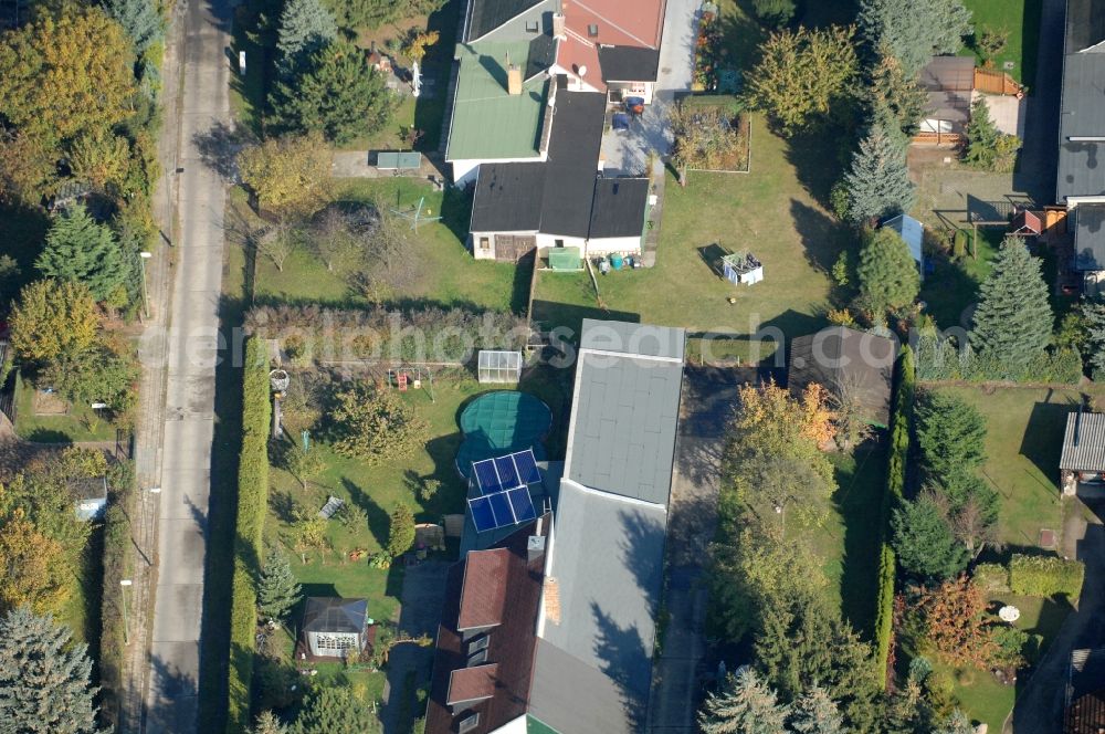 Berlin from the bird's eye view: Single-family residential area of settlement on Siedlungsring, Bucher Chaussee, Erekweg, Swantewitstrasse, Zum Kappgraben, Lanzelotstrasse in the district Karow in Berlin, Germany