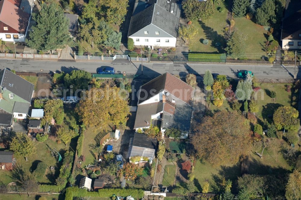 Berlin from above - Single-family residential area of settlement on Siedlungsring, Bucher Chaussee, Erekweg, Swantewitstrasse, Zum Kappgraben, Lanzelotstrasse in the district Karow in Berlin, Germany