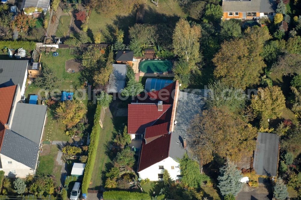 Berlin from the bird's eye view: Single-family residential area of settlement on Siedlungsring, Bucher Chaussee, Erekweg, Swantewitstrasse, Zum Kappgraben, Lanzelotstrasse in the district Karow in Berlin, Germany