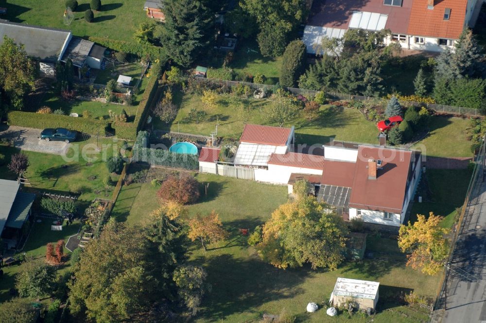 Berlin from above - Single-family residential area of settlement on Siedlungsring, Bucher Chaussee, Erekweg, Swantewitstrasse, Zum Kappgraben, Lanzelotstrasse in the district Karow in Berlin, Germany