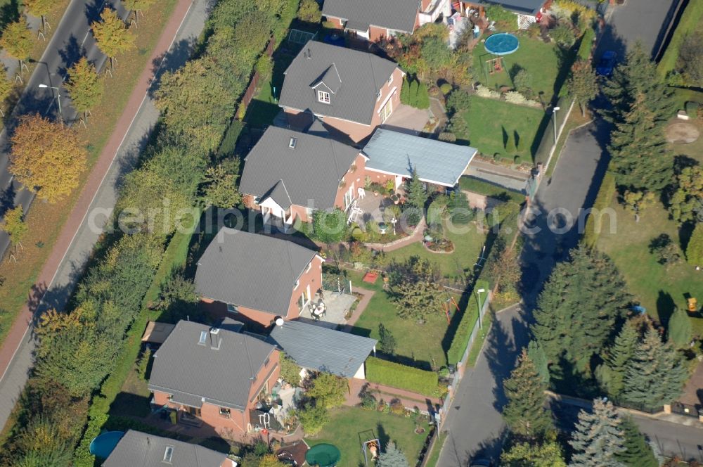 Berlin from above - Single-family residential area of settlement on Siedlungsring, Bucher Chaussee, Erekweg, Swantewitstrasse, Zum Kappgraben, Lanzelotstrasse in the district Karow in Berlin, Germany