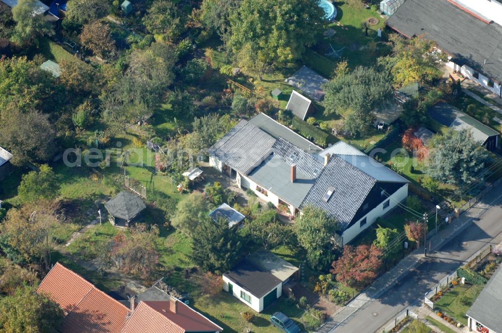 Berlin from the bird's eye view: Single-family residential area of settlement on Siedlungsring, Bucher Chaussee, Erekweg, Swantewitstrasse, Zum Kappgraben, Lanzelotstrasse in the district Karow in Berlin, Germany