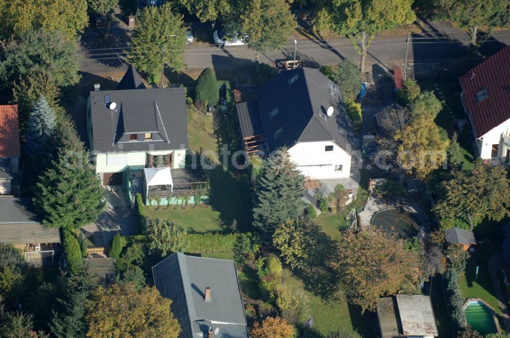 Berlin from above - Single-family residential area of settlement on Siedlungsring, Bucher Chaussee, Erekweg, Swantewitstrasse, Zum Kappgraben, Lanzelotstrasse in the district Karow in Berlin, Germany