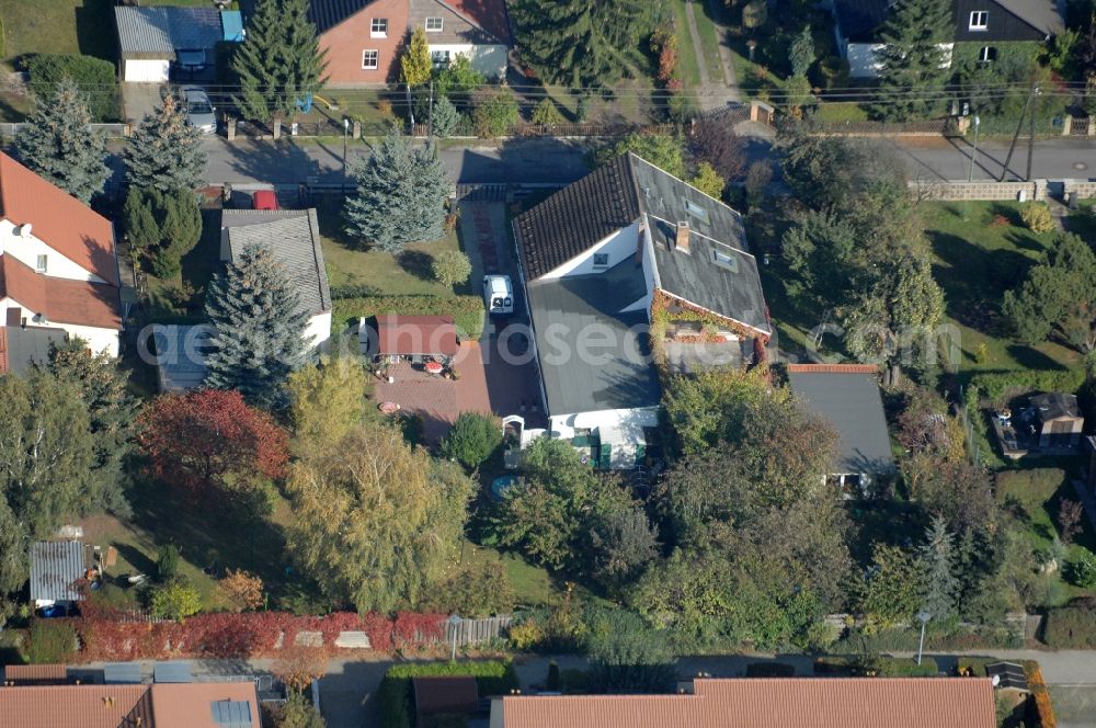 Berlin from above - Single-family residential area of settlement on Siedlungsring, Bucher Chaussee, Erekweg, Swantewitstrasse, Zum Kappgraben, Lanzelotstrasse in the district Karow in Berlin, Germany