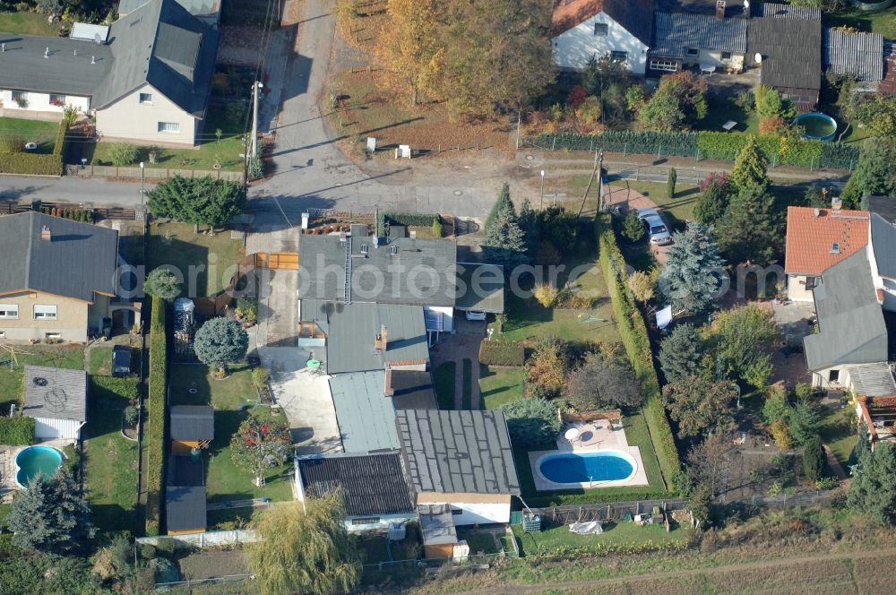 Berlin from above - Single-family residential area of settlement on Siedlungsring, Bucher Chaussee, Erekweg, Swantewitstrasse, Zum Kappgraben, Lanzelotstrasse in the district Karow in Berlin, Germany