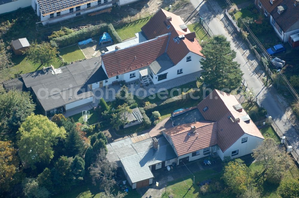 Berlin from above - Single-family residential area of settlement on Siedlungsring, Bucher Chaussee, Erekweg, Swantewitstrasse, Zum Kappgraben, Lanzelotstrasse in the district Karow in Berlin, Germany