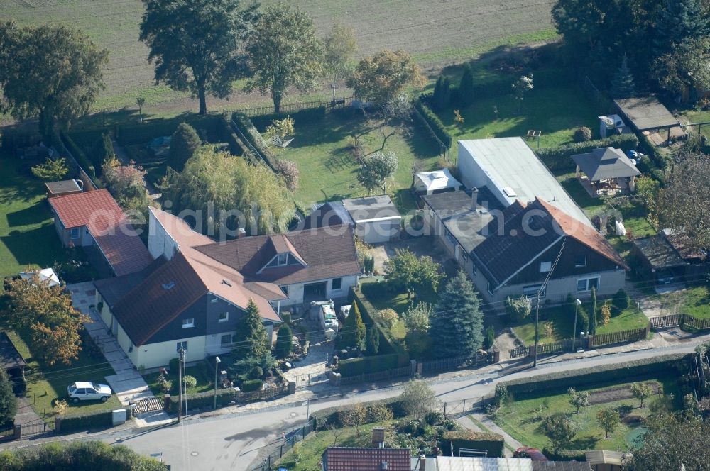 Berlin from above - Single-family residential area of settlement on Siedlungsring, Bucher Chaussee, Erekweg, Swantewitstrasse, Zum Kappgraben, Lanzelotstrasse in the district Karow in Berlin, Germany