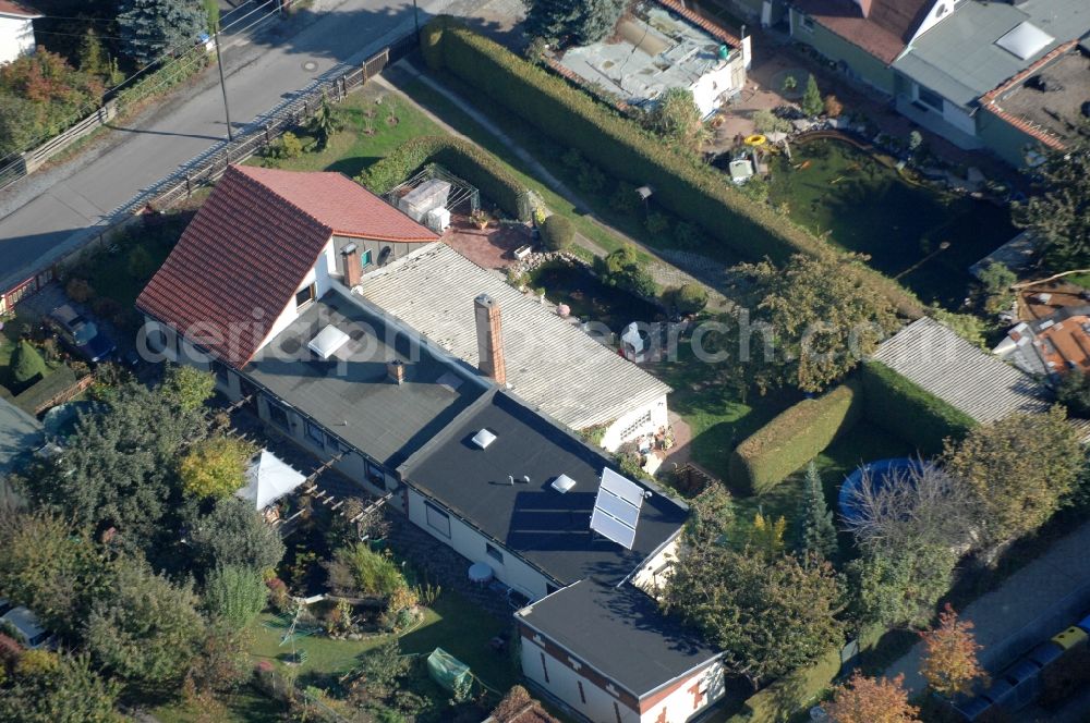 Berlin from above - Single-family residential area of settlement on Siedlungsring, Bucher Chaussee, Erekweg, Swantewitstrasse, Zum Kappgraben, Lanzelotstrasse in the district Karow in Berlin, Germany