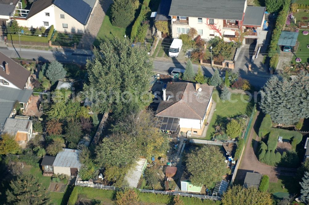 Berlin from above - Single-family residential area of settlement on Siedlungsring, Bucher Chaussee, Erekweg, Swantewitstrasse, Zum Kappgraben, Lanzelotstrasse in the district Karow in Berlin, Germany