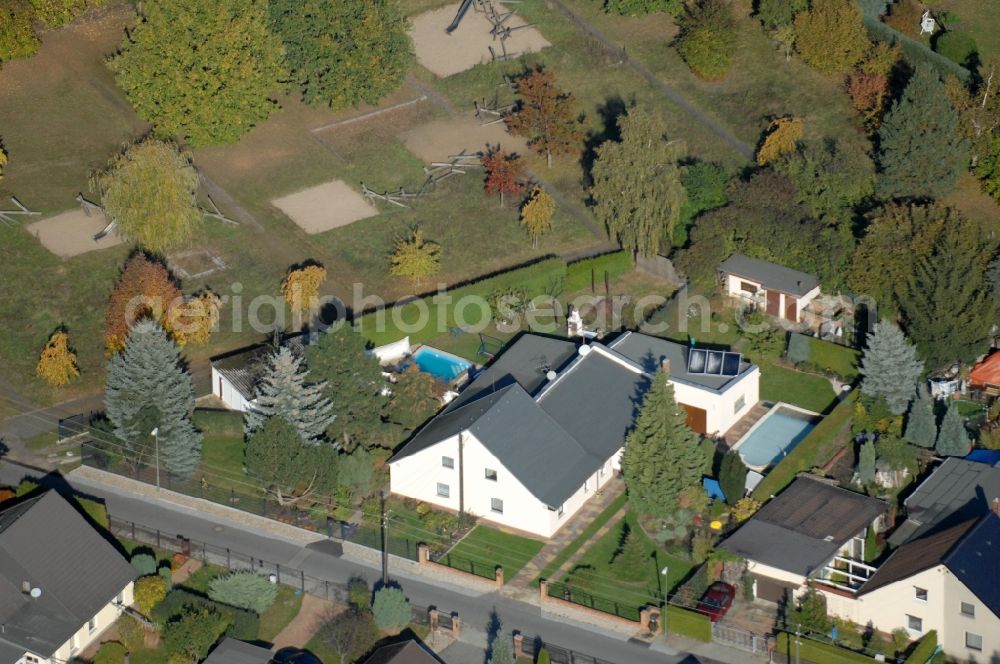 Aerial image Berlin - Single-family residential area of settlement on Siedlungsring, Bucher Chaussee, Erekweg, Swantewitstrasse, Zum Kappgraben, Lanzelotstrasse in the district Karow in Berlin, Germany