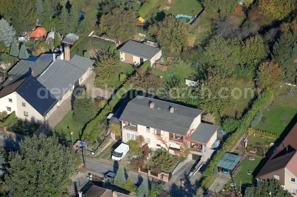 Berlin from above - Single-family residential area of settlement on Siedlungsring, Bucher Chaussee, Erekweg, Swantewitstrasse, Zum Kappgraben, Lanzelotstrasse in the district Karow in Berlin, Germany