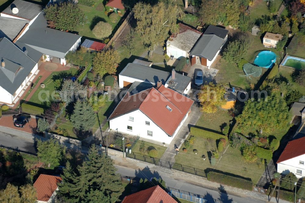 Berlin from the bird's eye view: Single-family residential area of settlement on Siedlungsring, Bucher Chaussee, Erekweg, Swantewitstrasse, Zum Kappgraben, Lanzelotstrasse in the district Karow in Berlin, Germany