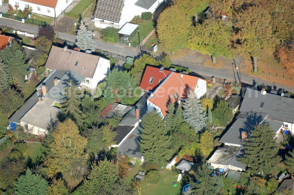 Berlin from above - Single-family residential area of settlement on Siedlungsring, Bucher Chaussee, Erekweg, Swantewitstrasse, Zum Kappgraben, Lanzelotstrasse in the district Karow in Berlin, Germany