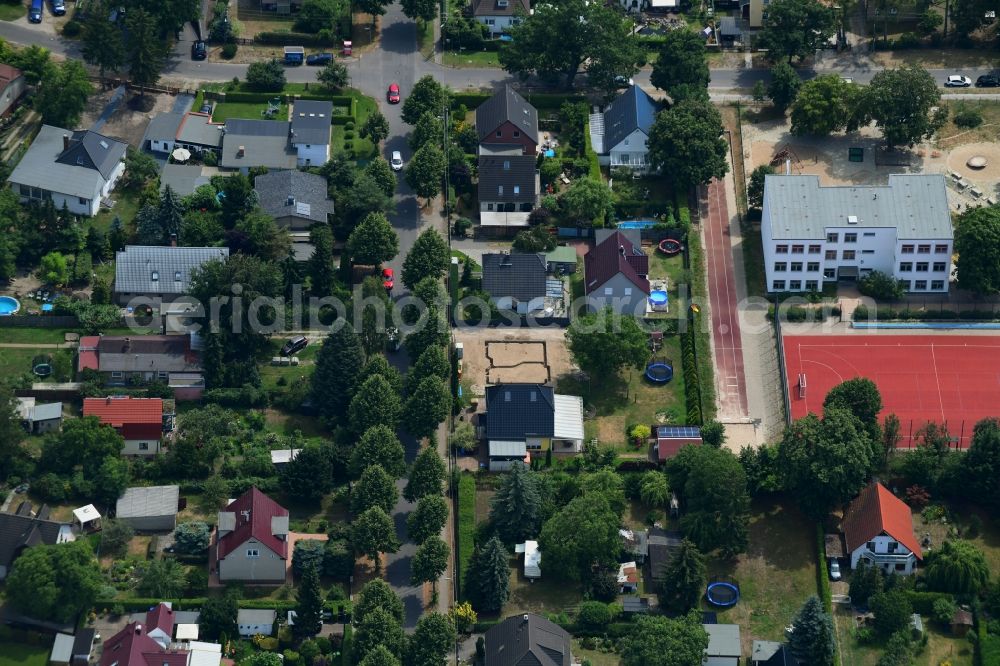 Berlin from the bird's eye view: Single-family residential area of settlement along the Bergedorfer Strasse - Eichenstrasse in the district Kaulsdorf in Berlin, Germany