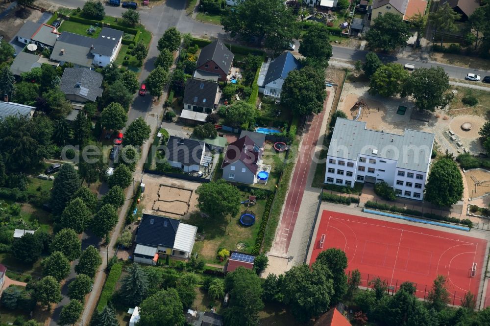 Aerial photograph Berlin - Single-family residential area of settlement along the Bergedorfer Strasse - Eichenstrasse in the district Kaulsdorf in Berlin, Germany