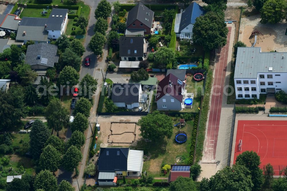 Berlin from above - Single-family residential area of settlement along the Bergedorfer Strasse - Eichenstrasse in the district Kaulsdorf in Berlin, Germany