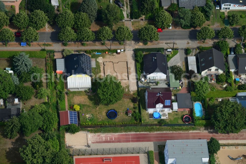 Berlin from the bird's eye view: Single-family residential area of settlement along the Bergedorfer Strasse - Eichenstrasse in the district Kaulsdorf in Berlin, Germany