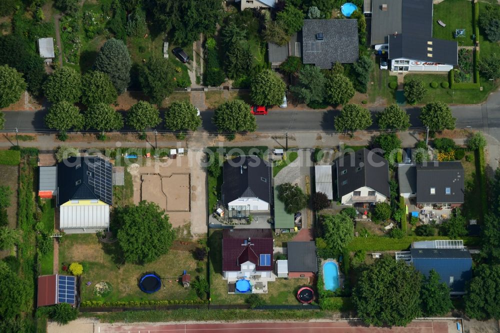 Aerial image Berlin - Single-family residential area of settlement along the Bergedorfer Strasse - Eichenstrasse in the district Kaulsdorf in Berlin, Germany