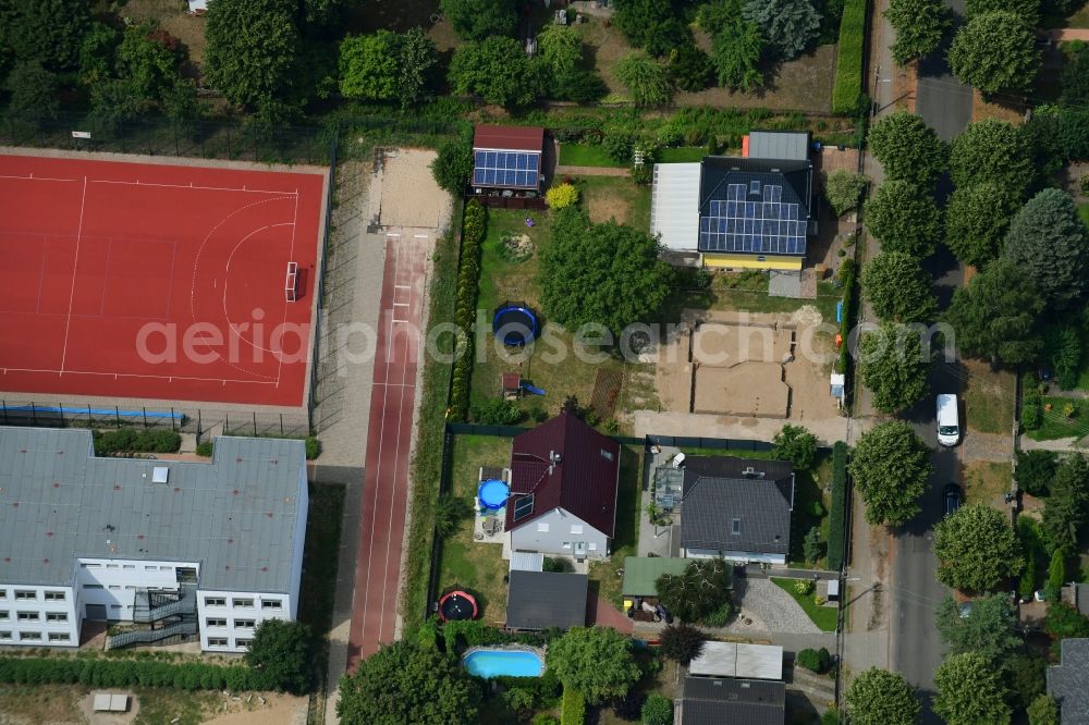 Aerial photograph Berlin - Single-family residential area of settlement along the Bergedorfer Strasse - Eichenstrasse in the district Kaulsdorf in Berlin, Germany