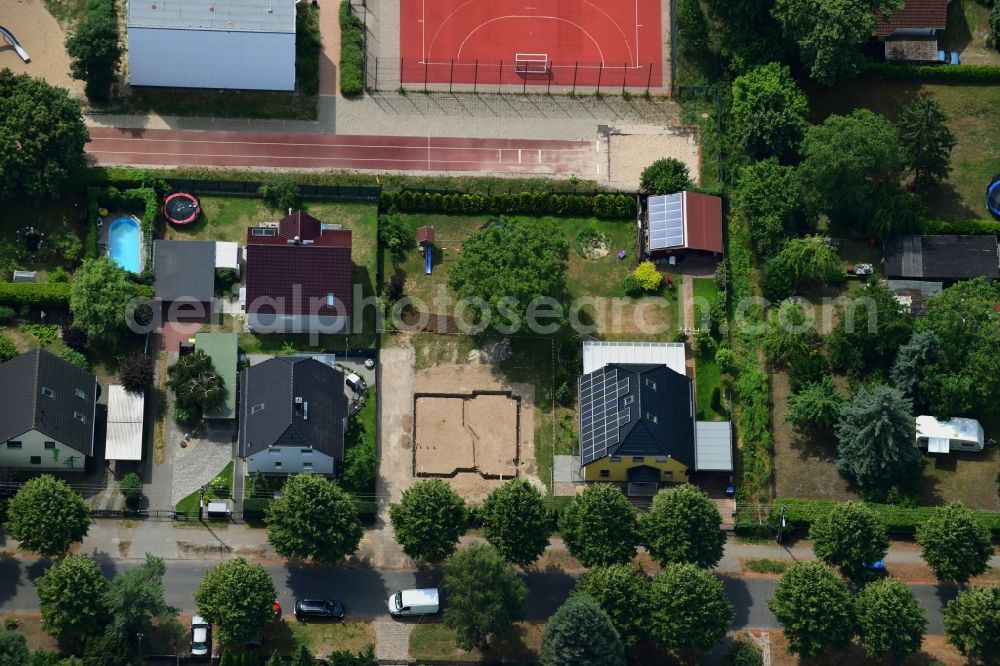 Berlin from above - Single-family residential area of settlement along the Bergedorfer Strasse - Eichenstrasse in the district Kaulsdorf in Berlin, Germany