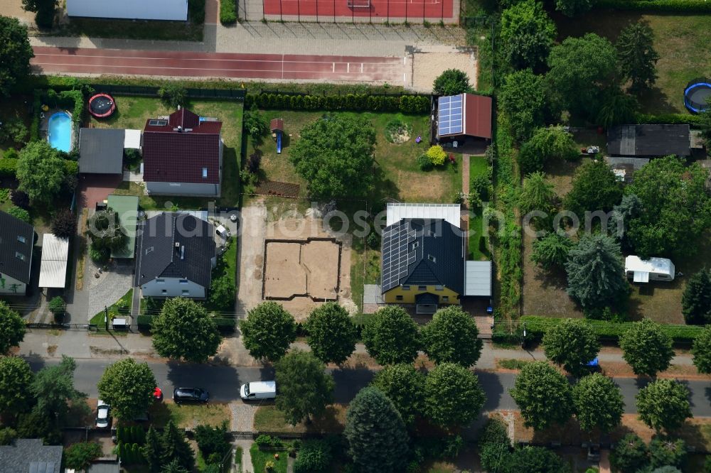 Berlin from the bird's eye view: Single-family residential area of settlement along the Bergedorfer Strasse - Eichenstrasse in the district Kaulsdorf in Berlin, Germany