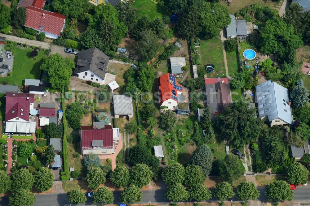 Aerial photograph Berlin - Single-family residential area of settlement along the Bergedorfer Strasse - Eichenstrasse in the district Kaulsdorf in Berlin, Germany