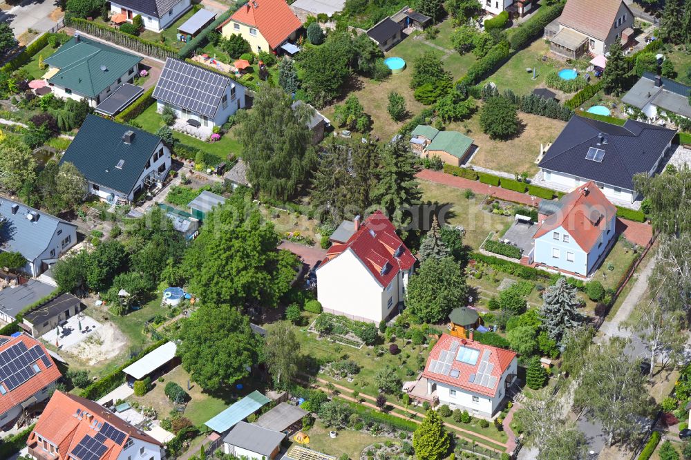 Berlin from the bird's eye view: Single-family residential area of settlement on street Birkenstrasse in the district Kaulsdorf in Berlin, Germany