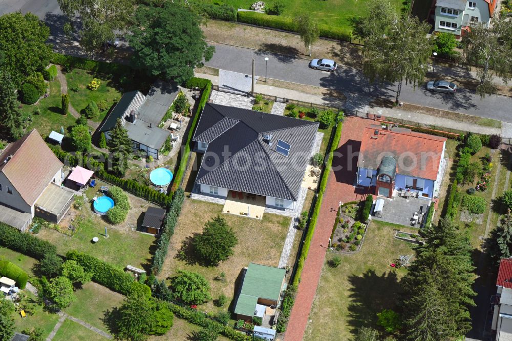 Berlin from above - Single-family residential area of settlement on street Birkenstrasse in the district Kaulsdorf in Berlin, Germany