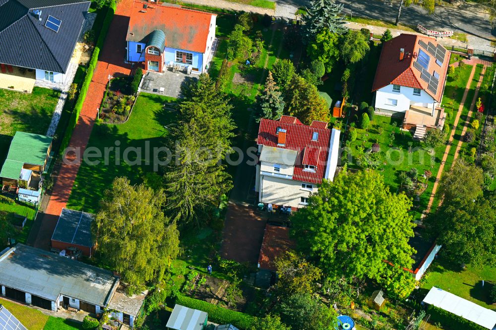 Aerial image Berlin - Single-family residential area of settlement on street Birkenstrasse in the district Kaulsdorf in Berlin, Germany