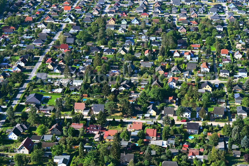 Werneuchen from above - Single-family residential area of settlement in the district Stienitzaue in Werneuchen in the state Brandenburg, Germany