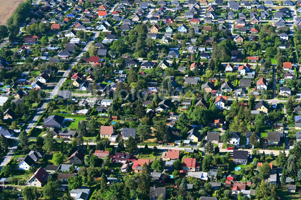 Werneuchen from the bird's eye view: Single-family residential area of settlement in the district Stienitzaue in Werneuchen in the state Brandenburg, Germany