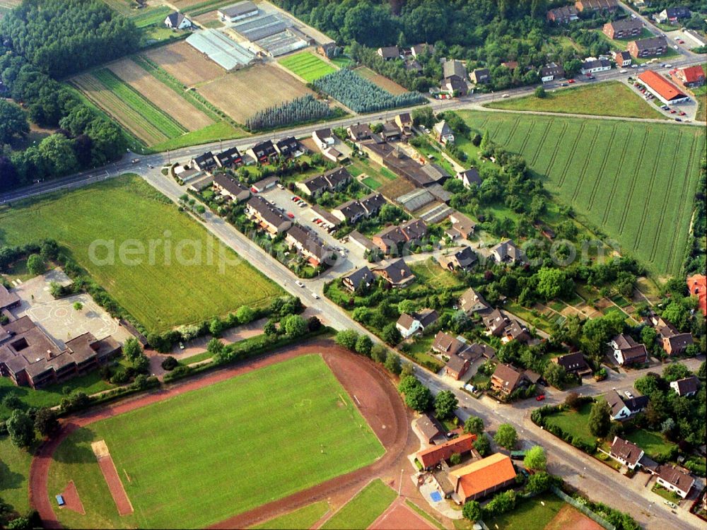 Krefeld from the bird's eye view: Single-family residential area of settlement in the district Traar in Krefeld in the state North Rhine-Westphalia