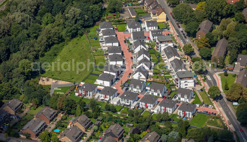 Aerial image Duisburg - Residential area of single-family settlement on street Fahrner Bruch in the district Wehofen in Duisburg at Ruhrgebiet in the state North Rhine-Westphalia, Germany