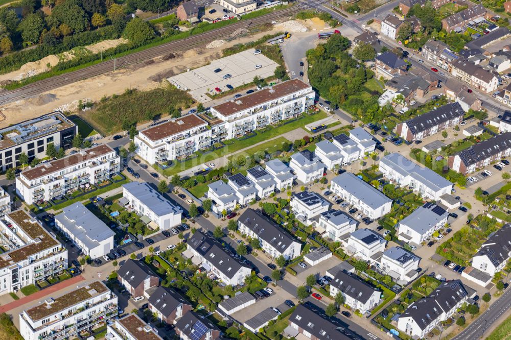 Osterath from the bird's eye view: Residential area of a single-family house settlement on Hoelssig-Strasse in Osterath in the federal state of North Rhine-Westphalia, Germany