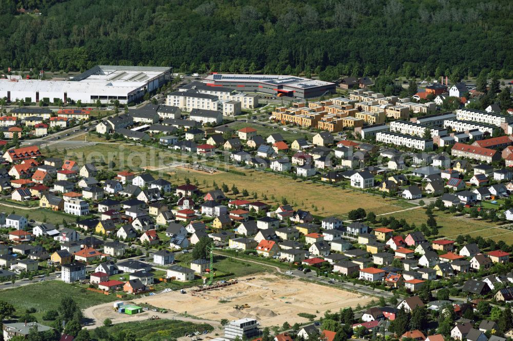 Berlin from the bird's eye view: Single-family residential area of settlement on Park Schmetterlingswiesen in the district Biesdorf in Berlin, Germany