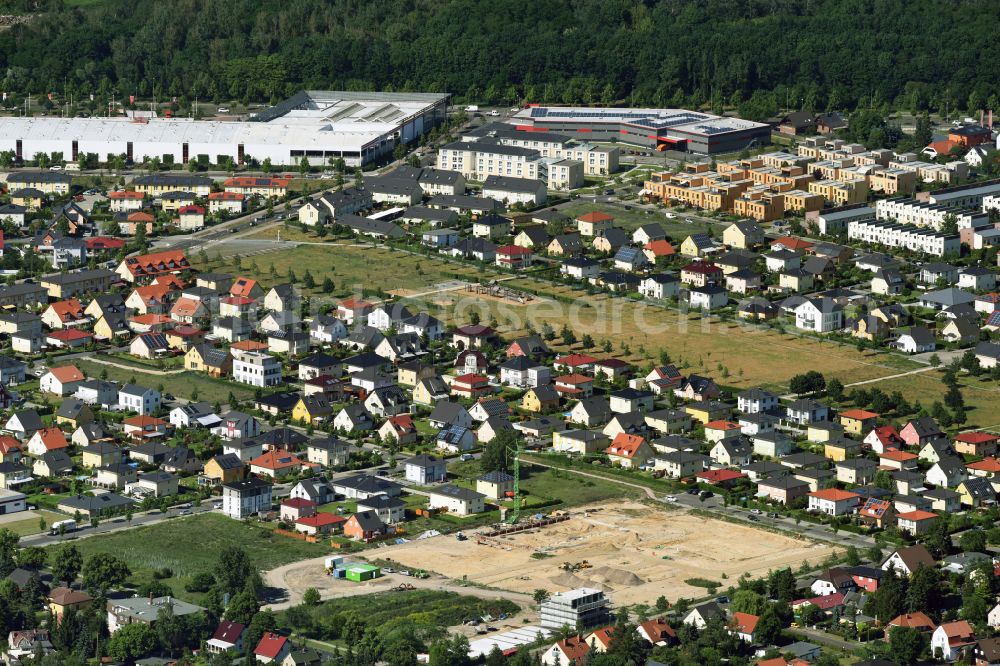 Aerial image Berlin - Single-family residential area of settlement on Park Schmetterlingswiesen in the district Biesdorf in Berlin, Germany