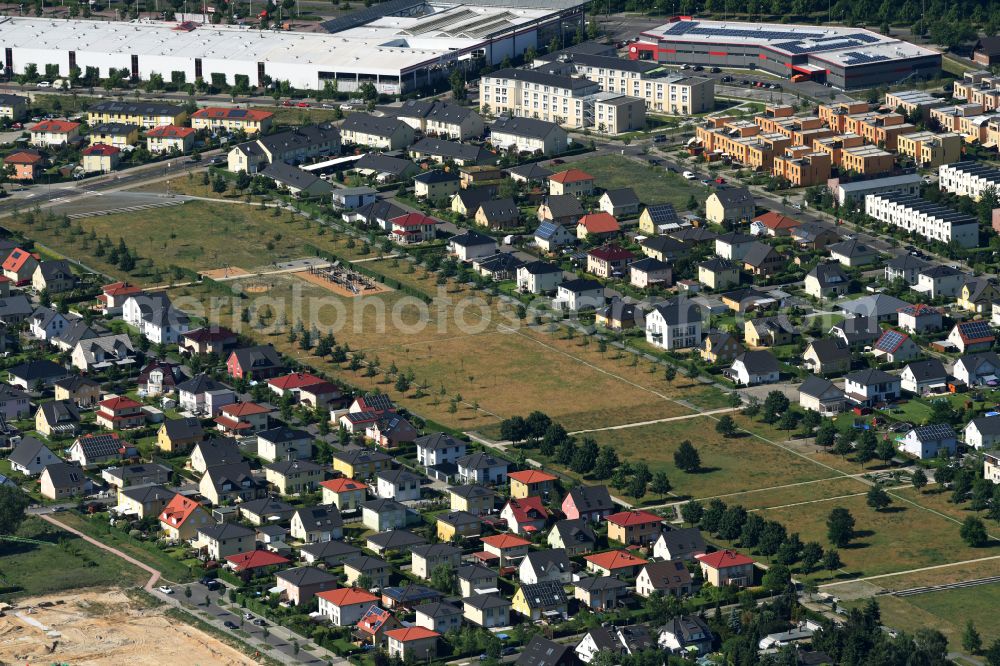 Berlin from the bird's eye view: Single-family residential area of settlement on Park Schmetterlingswiesen in the district Biesdorf in Berlin, Germany