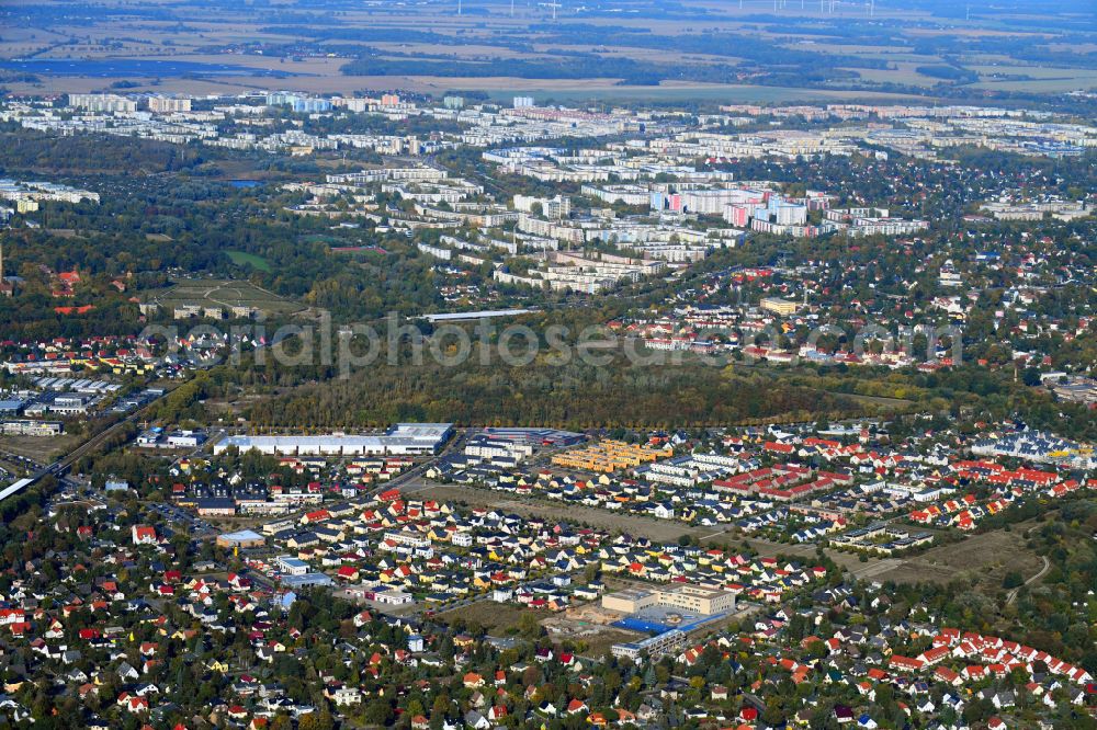 Berlin from the bird's eye view: Single-family residential area of settlement on Park Schmetterlingswiesen in the district Biesdorf in Berlin, Germany