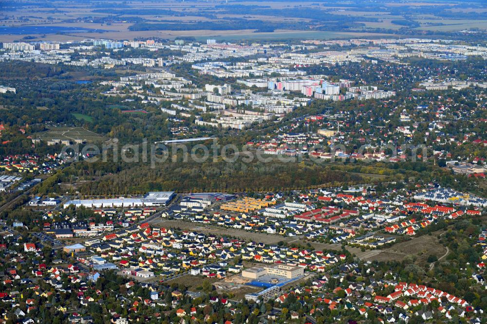 Aerial image Berlin - Single-family residential area of settlement on Park Schmetterlingswiesen in the district Biesdorf in Berlin, Germany