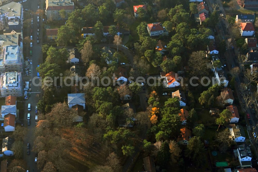 Aerial photograph Berlin - Single-family residential area of settlement with the Intelligenzberg park on Fritz-Erpenbeck-Ring in the district Niederschoenhausen in Berlin, Germany