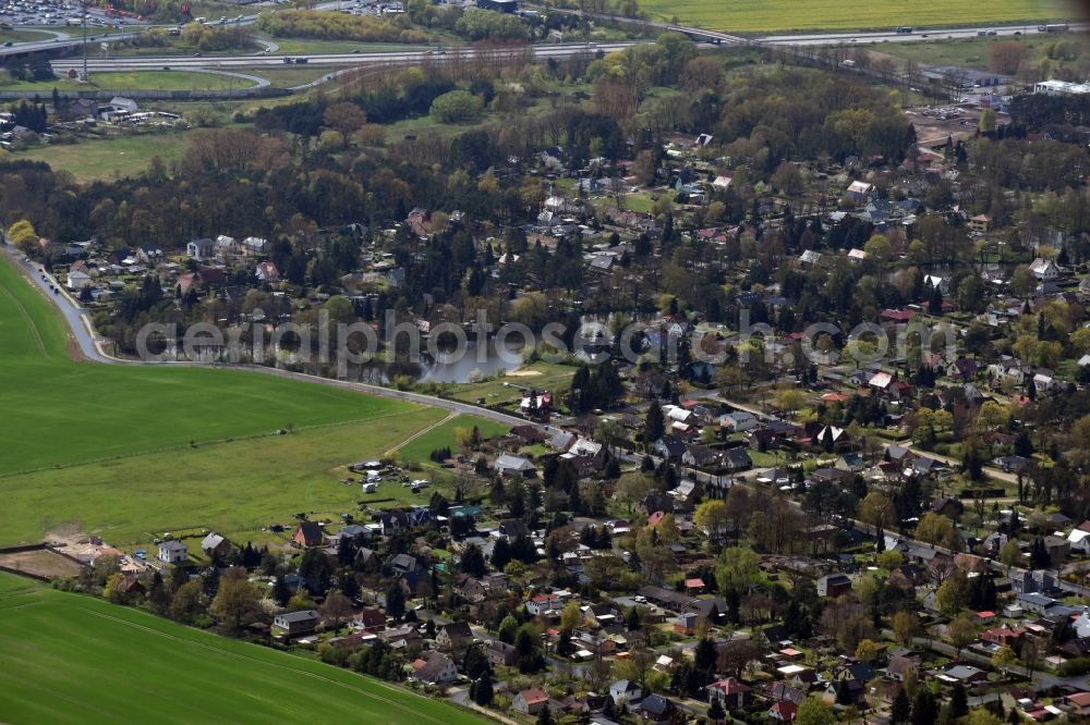 Petershagen from the bird's eye view: Single-family residential area of settlement Wiesenstrasse - Stienitzallee in Petershagen in the state Brandenburg