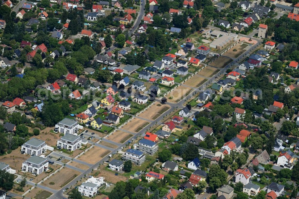 Berlin from the bird's eye view: Single-family residential area of settlement Pfarrhufenanger in the district Mahlsdorf in Berlin, Germany