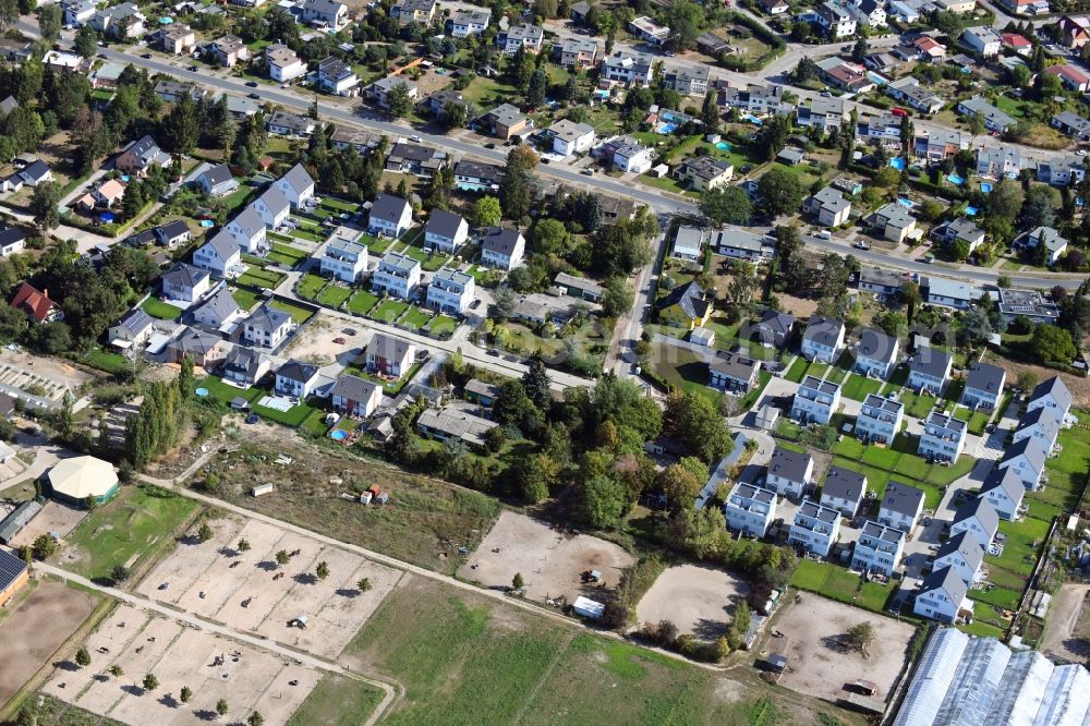 Berlin from the bird's eye view: Single-family residential area of settlement on Pfauenkehre in the district Rudow in Berlin, Germany