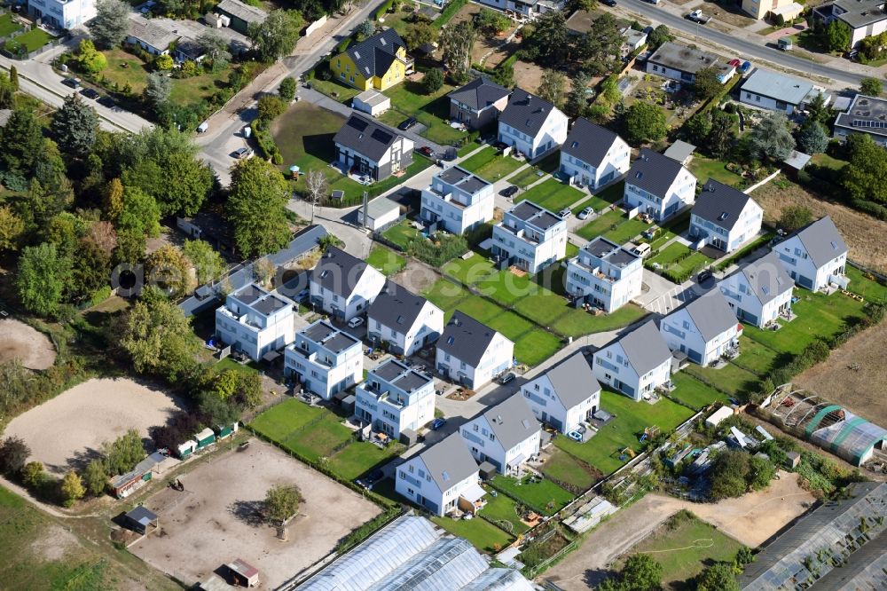 Aerial image Berlin - Single-family residential area of settlement on Pfauenkehre in the district Rudow in Berlin, Germany